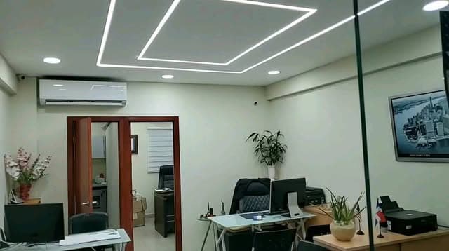 Oficina remodelada con plafón y luces LED