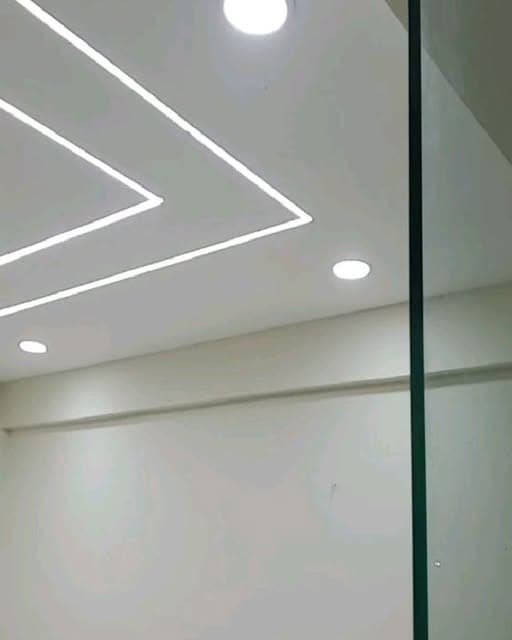 Plafón con líneas de luz LED y luces empotradas