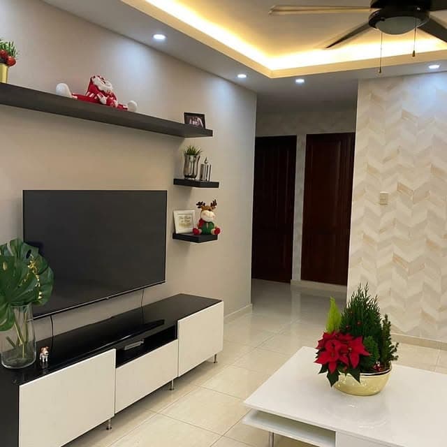 Sala remodelada con repisas e iluminación LED en el techo